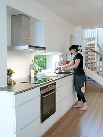UTFORDRINGER. Mona Johansen sier at hun har møtt mange utfordringer underveis, og hun måtte ha litt tid for å venne seg til arkitektens forslag til moderne tilbygg. Men hun ble vedlig fornøyd med helheten. Innredning fra Kvik og gulv fra Bambusgulv Norge. UTFORDRINGER. Mona Johansen sier at hun har møtt mange utfordringer underveis, og hun måtte ha litt tid for å venne seg til arkitektens forslag til moderne tilbygg. Men hun ble vedlig fornøyd med helheten. Innredning fra Kvik og gulv fra Bambusgulv Norge.