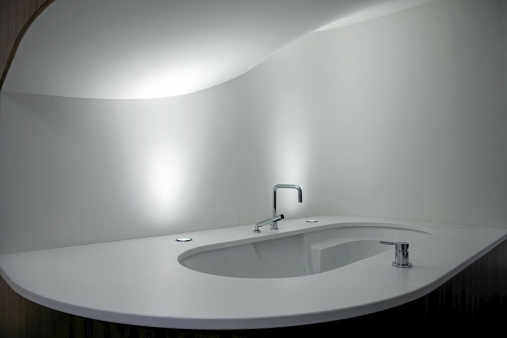 UNIKT OG ENKELT: Designbadet er som et moderne kunstverk eller møbel, midt i huset. UNIKT OG ENKELT: Designbadet er som et moderne kunstverk eller møbel, midt i huset.