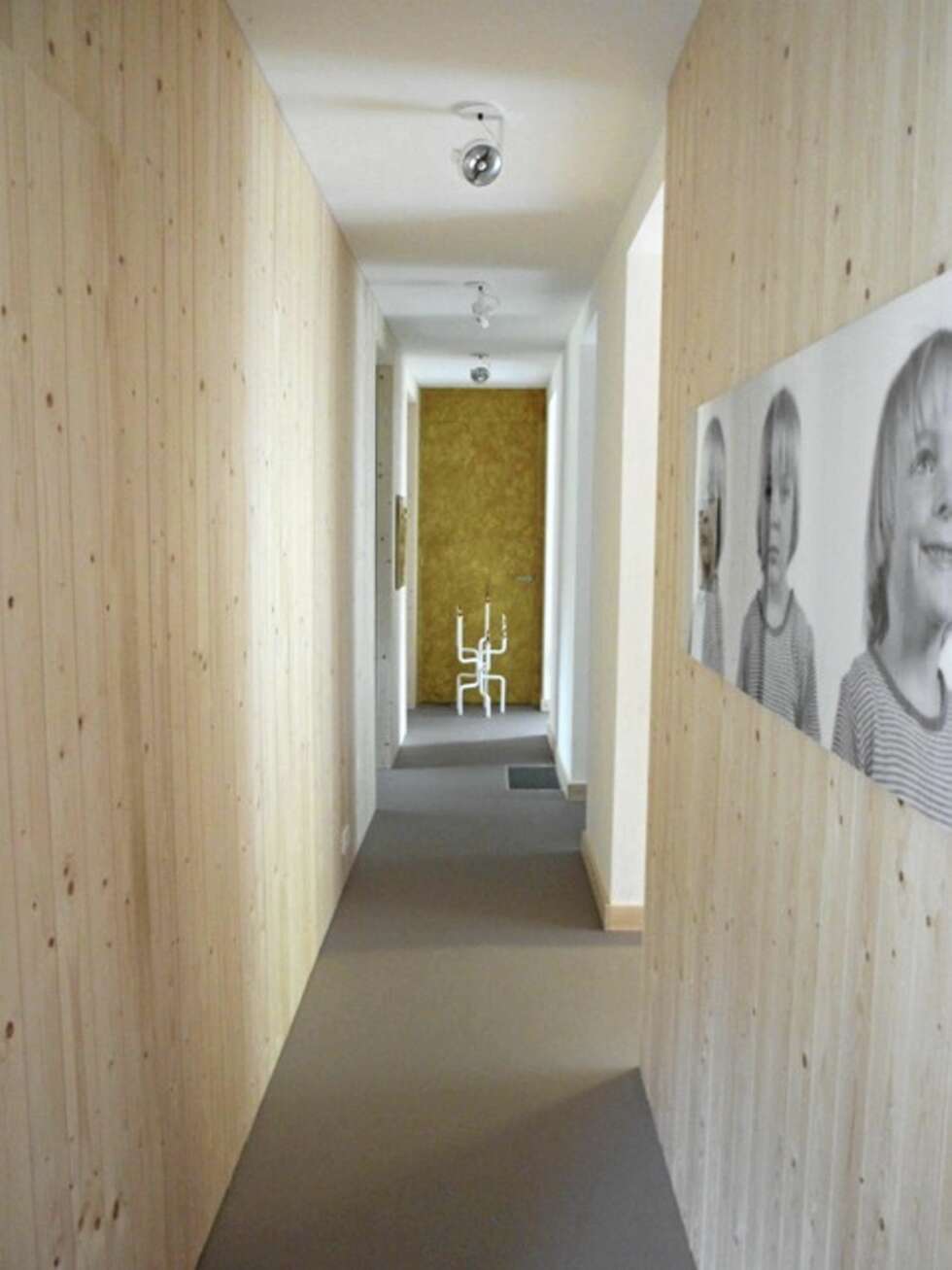 PERSONLIGE BILDER: Barna til Starkenburg betyr mye for han, og veggene i gangen prydes med bilder av dem. PERSONLIGE BILDER: Barna til Starkenburg betyr mye for han, og veggene i gangen prydes med bilder av dem.