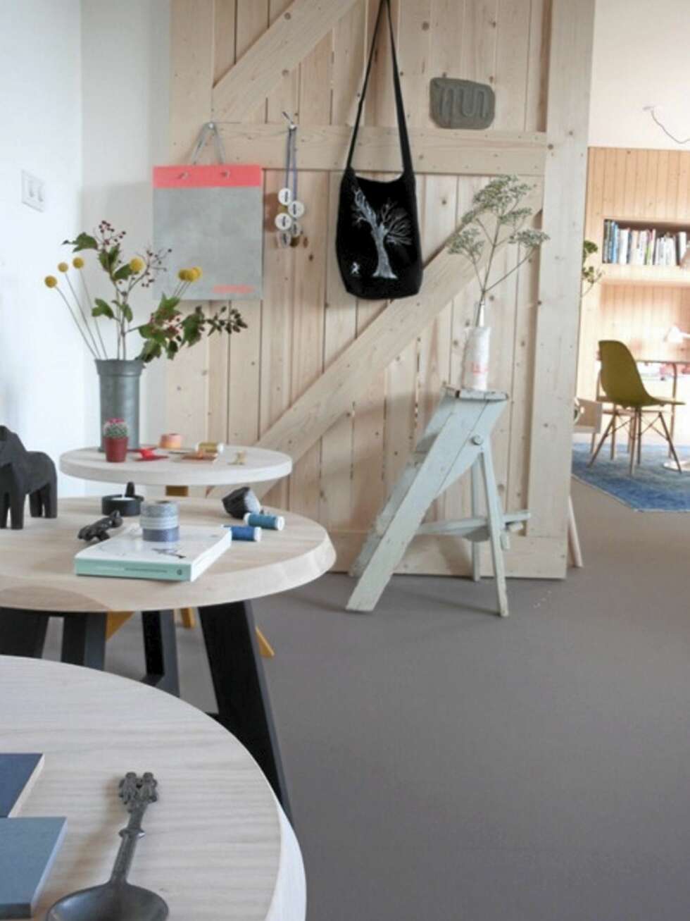 SLOW WOOD: De fleste møblene i Starkenburg sin bolig er designet av han selv SLOW WOOD: De fleste møblene i Starkenburg sin bolig er designet av han selv