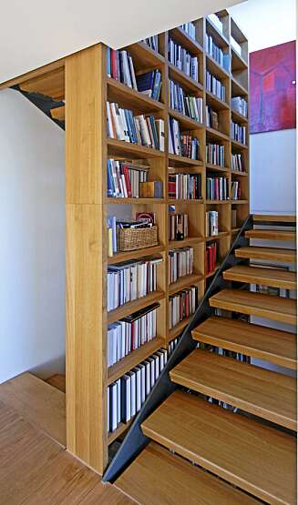 HELHETLIG: En enkel konstruksjon og solid materialbruk gir trappen lang levetid. Fra et prosjekt av arkitekt Stein Halvorsen. HELHETLIG: En enkel konstruksjon og solid materialbruk gir trappen lang levetid. Fra et prosjekt av arkitekt Stein Halvorsen.