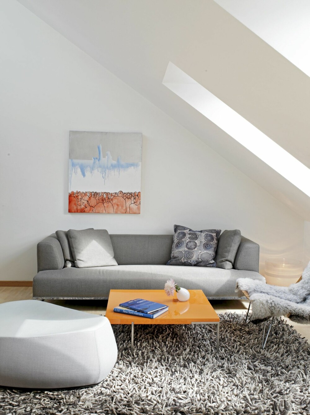 ENKELT MØBLERT: Stuen åpner seg mot allrommet og er innredet med få, men tydelige møbler. Sofaen er fra B & B Italia, bordet fra Floreani. Maleriet er et elevarbeid av en norsk kunststudent. ENKELT MØBLERT: Stuen åpner seg mot allrommet og er innredet med få, men tydelige møbler. Sofaen er fra B & B Italia, bordet fra Floreani. Maleriet er et elevarbeid av en norsk kunststudent.