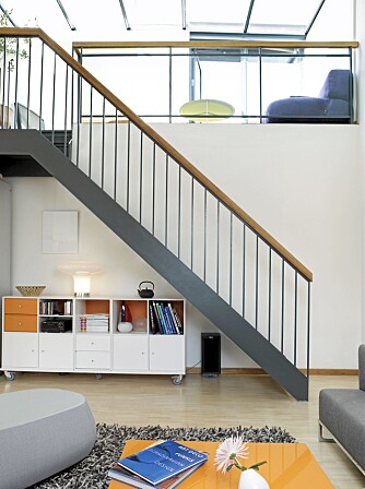 ARKITEKTTEGNET: Leiligheten, trappen inkludert, er tegnet av Mellbye arkitekter. Trappen binder sammen stuen med mesaninen. På grunn
av glasstaket fungerer den i praksis som en innendørsbalkong. ARKITEKTTEGNET: Leiligheten, trappen inkludert, er tegnet av Mellbye arkitekter. Trappen binder sammen stuen med mesaninen. På grunn
av glasstaket fungerer den i praksis som en innendørsbalkong.