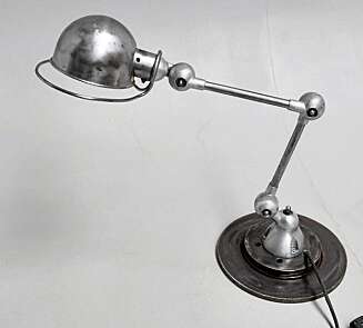 INDUSTRIELL: Denne fine lampen fra Jielde lå på Lauritz til 1100 kroner da vi sjekket. Den er solgt, men lignende lamper finnes. FOTO: Lauritz.com. INDUSTRIELL: Denne fine lampen fra Jielde lå på Lauritz til 1100 kroner da vi sjekket. Den er solgt, men lignende lamper finnes. FOTO: Lauritz.com.