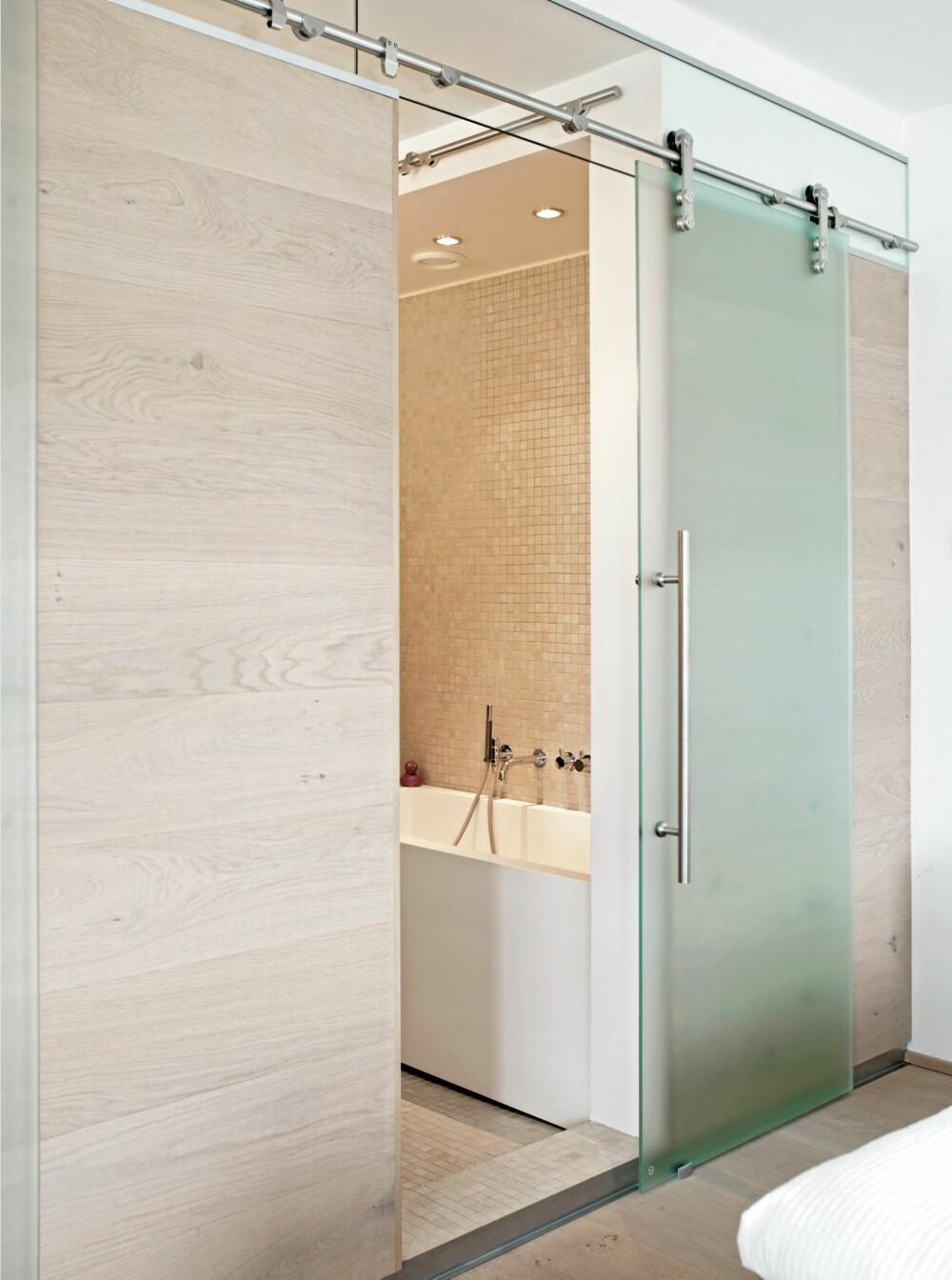 INN TIL BADET. Badet er tilknyttet soverommet, og skilles ved hjelp av en skyvedør i frostet glass. INN TIL BADET. Badet er tilknyttet soverommet, og skilles ved hjelp av en skyvedør i frostet glass.