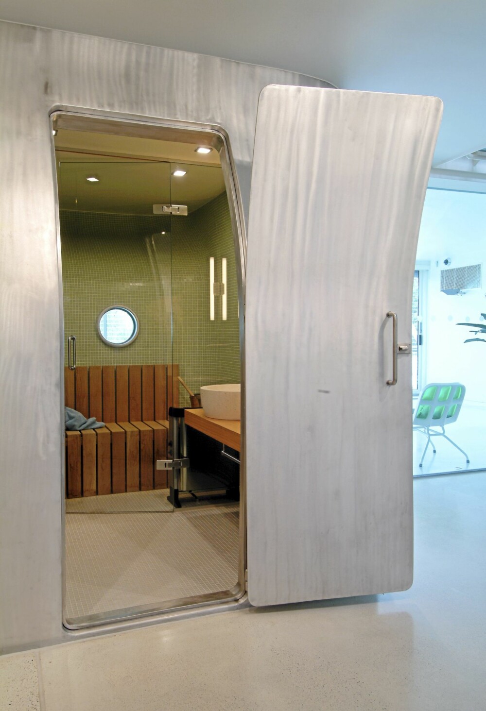 DESIGNBADSTUE. Åpner du den krumme metalldøren ser du rett inn til den hotte badstuen. DESIGNBADSTUE. Åpner du den krumme metalldøren ser du rett inn til den hotte badstuen.