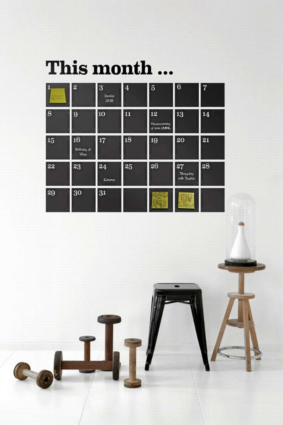 HUSKELISTE: Denne smarte wallstickeren i form av en kalender vil holde orden på en hektisk familiehverdag. Plasser i gangen så den er det siste du ser før du haster ut av døren. HUSKELISTE: Denne smarte wallstickeren i form av en kalender vil holde orden på en hektisk familiehverdag. Plasser i gangen så den er det siste du ser før du haster ut av døren.