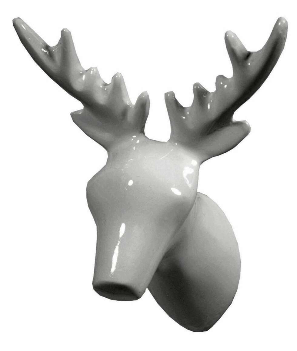 BAMBI: Ok, kanskje ikke akkurat, men fortsatt en veldig søt fyr som passer godt på jakka di. BAMBI: Ok, kanskje ikke akkurat, men fortsatt en veldig søt fyr som passer godt på jakka di.