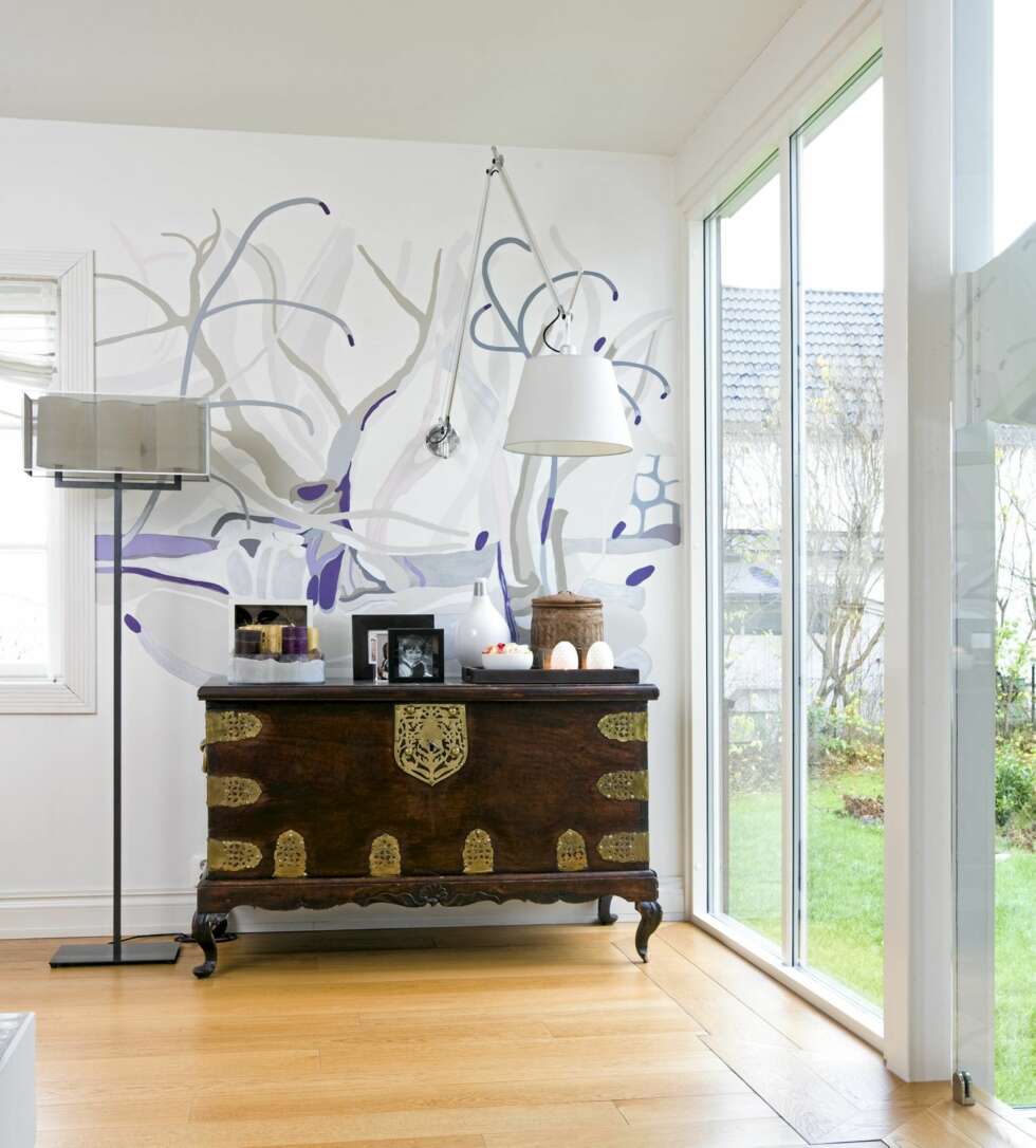 ELEGANT: Miksen mellom antikviteter og ny design er i finstemt balanse og den ti meter lange, dekorerte bakveggen er et syn. ELEGANT: Miksen mellom antikviteter og ny design er i finstemt balanse og den ti meter lange, dekorerte bakveggen er et syn.