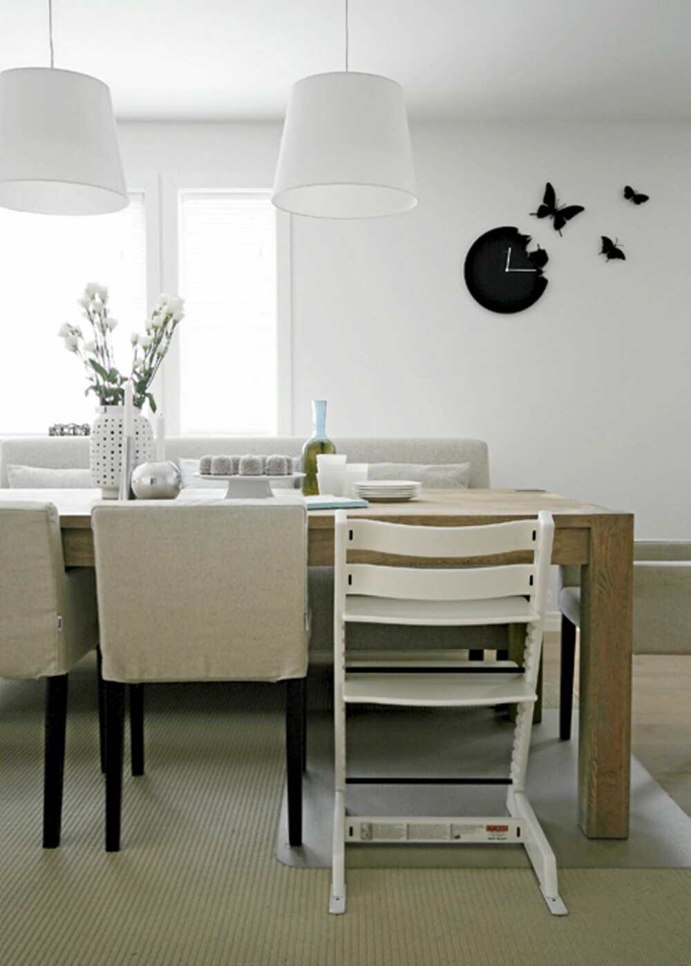 GRAFISK UTTRYKK: Rundt kjøkkenbordet troner Ikea stoler med spesialsydd trekk fra bemz.com. Den sorte sommerfuglklokken gir kjøkkenet et kult, grafisk uttrykk. GRAFISK UTTRYKK: Rundt kjøkkenbordet troner Ikea stoler med spesialsydd trekk fra bemz.com. Den sorte sommerfuglklokken gir kjøkkenet et kult, grafisk uttrykk.