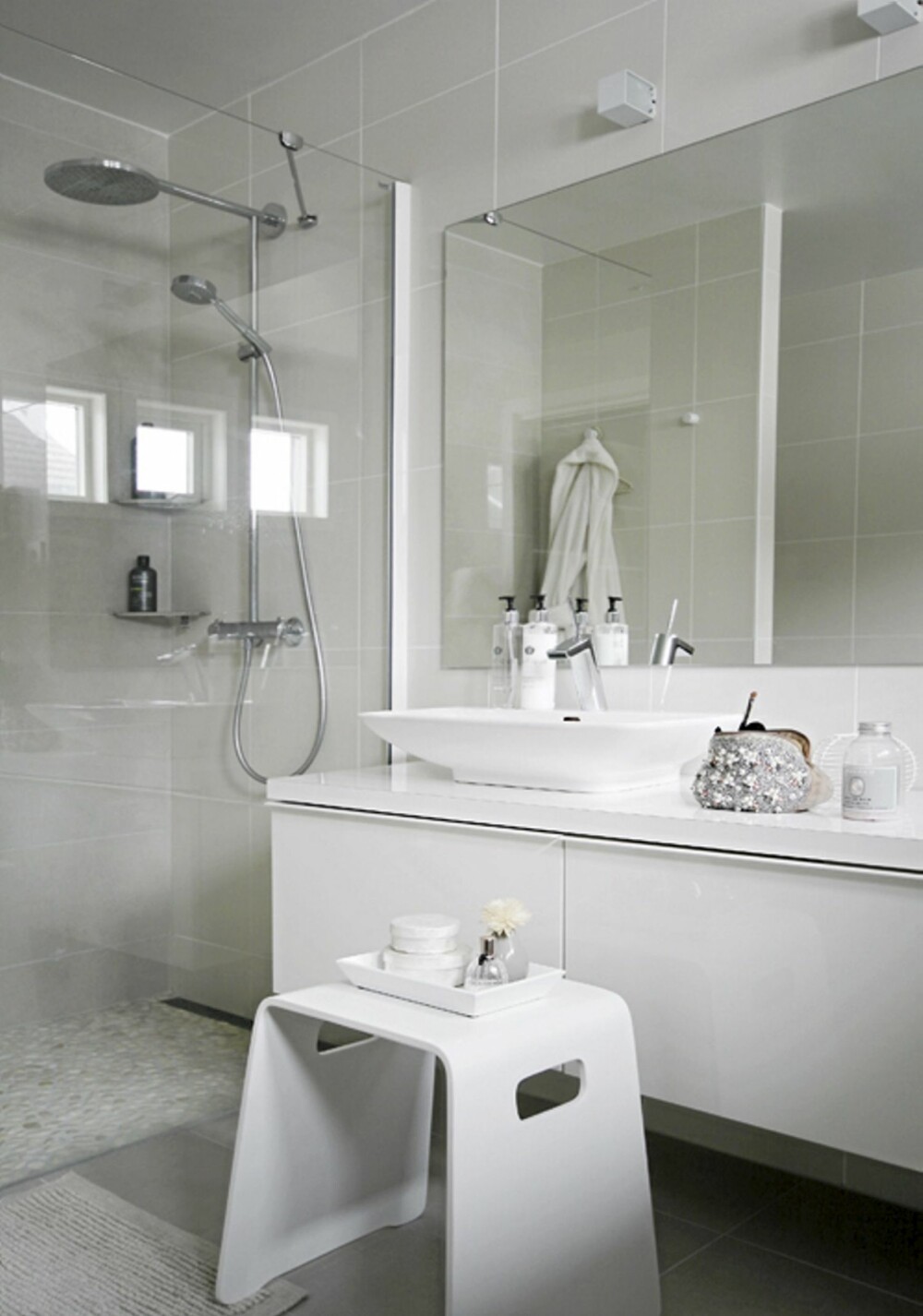 HVITT: Badet er dust og innbydende med delikat og hvitt interiør HVITT: Badet er dust og innbydende med delikat og hvitt interiør