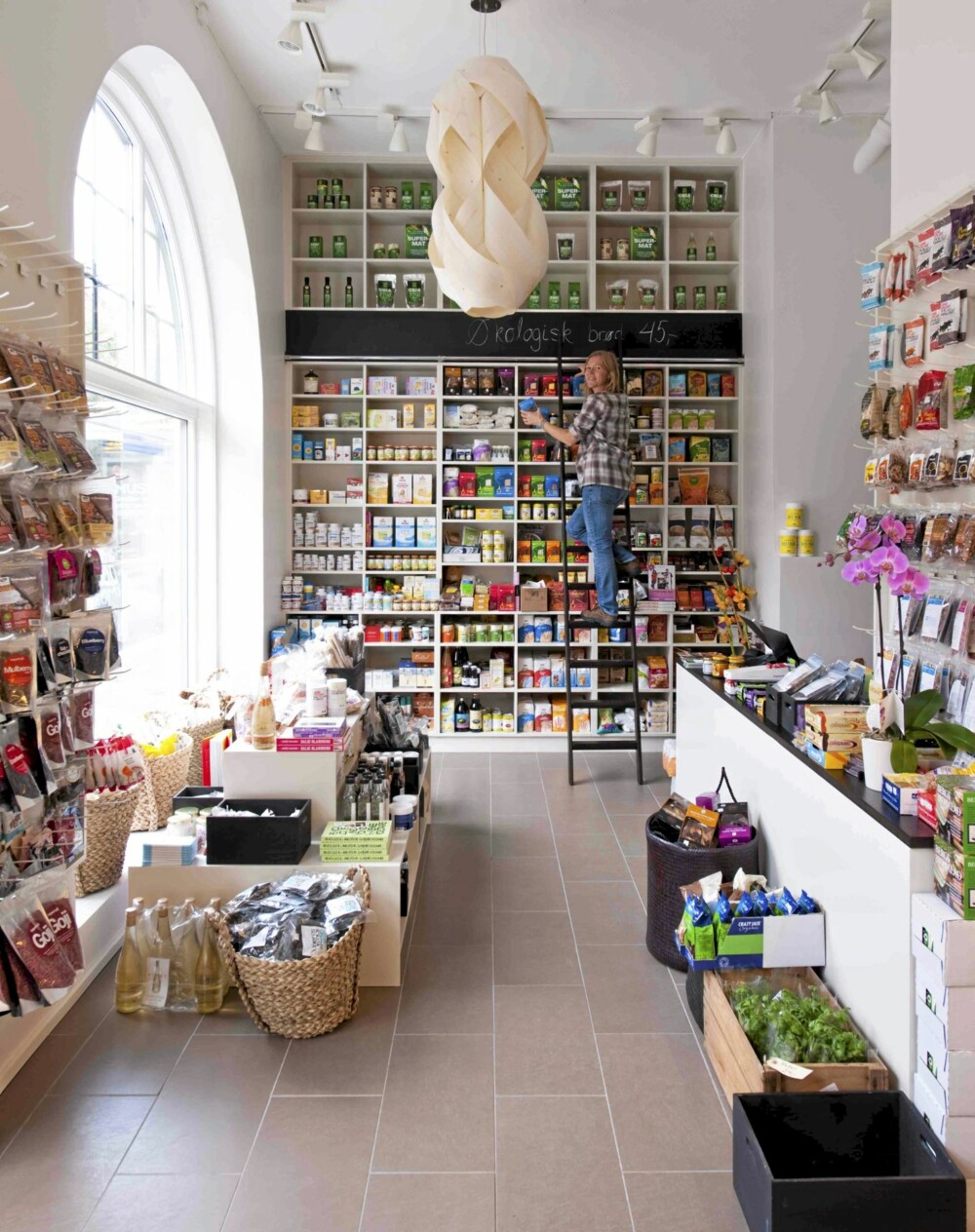 INNREDET FOR SUNN HANDEL: Interiører med åpne hyller fra gulv til tak minnner oss tidligere tiders butikkinredninger, men dette er splitter nytt og trendy. INNREDET FOR SUNN HANDEL: Interiører med åpne hyller fra gulv til tak minnner oss tidligere tiders butikkinredninger, men dette er splitter nytt og trendy.