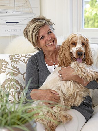 HUNDEVENNLIG. Møblene har trekk som lett kan skiftes og vaskes. Det er greit når hunden Hampus springer ut og inn av huset. HUNDEVENNLIG. Møblene har trekk som lett kan skiftes og vaskes. Det er greit når hunden Hampus springer ut og inn av huset.