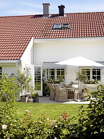 HVIT FASADE. Huset ligger på en liten høyde og solen slipper til både ute og inne. HVIT FASADE. Huset ligger på en liten høyde og solen slipper til både ute og inne.