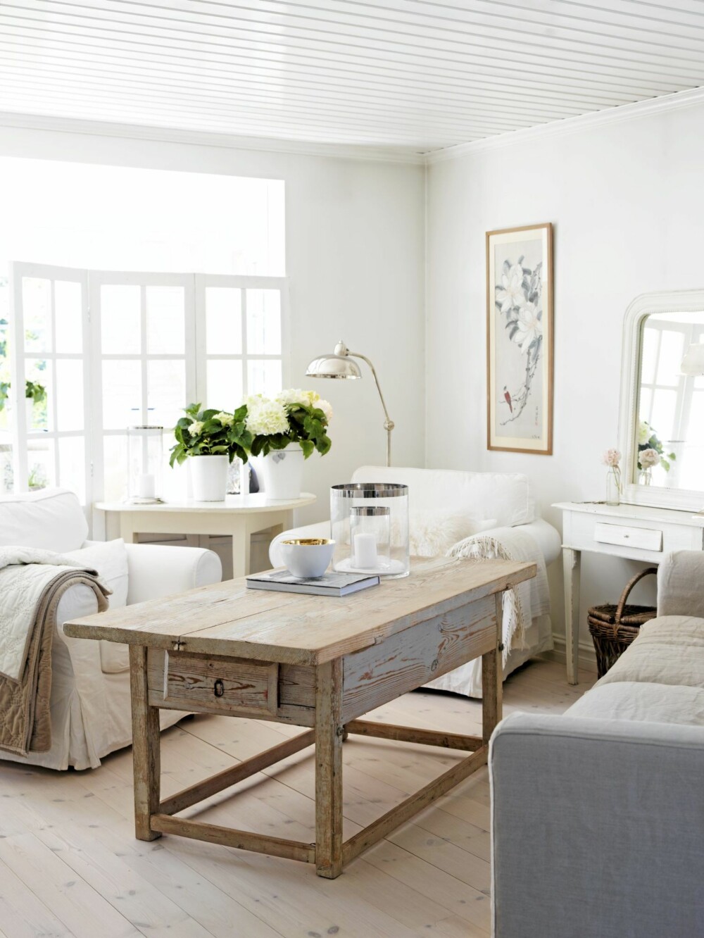 SOMMERLIG. De hvite Ektorp-stolene er fra Ikea. Salongbordet er kjøpt hos Vollywood i Vollen. Furugulvet er lutet, oljet og hvitkalket, det er lett å gjøre rent. Janniche vasker det jevnlig med lutsåpe slik at det holder gløden. SOMMERLIG. De hvite Ektorp-stolene er fra Ikea. Salongbordet er kjøpt hos Vollywood i Vollen. Furugulvet er lutet, oljet og hvitkalket, det er lett å gjøre rent. Janniche vasker det jevnlig med lutsåpe slik at det holder gløden.