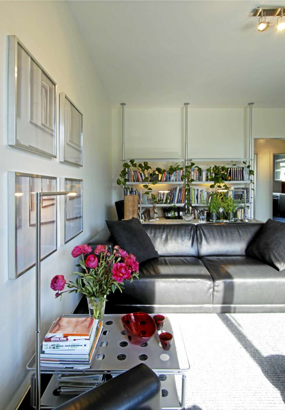 GLITRENDE I GRÅTT OG LYSEGRØNT: Arkitekten har skapt stor designeffekt med bruk av en begrenset fargepallett. GLITRENDE I GRÅTT OG LYSEGRØNT: Arkitekten har skapt stor designeffekt med bruk av en begrenset fargepallett.