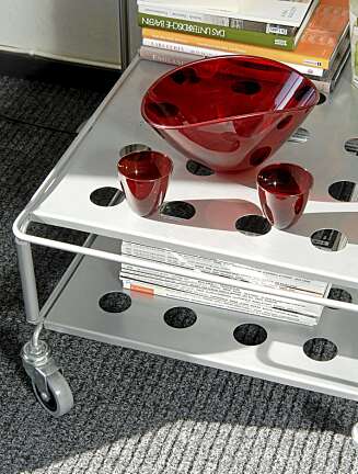 PANGFARGER: Fargesprakende fargekontraster på grått gulv. Trillebord fra Ikea. PANGFARGER: Fargesprakende fargekontraster på grått gulv. Trillebord fra Ikea.