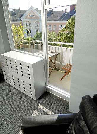 EN HØYDARE: Den selvdesignete radiatorskjuleren er et viktig element i stueinteriøret. EN HØYDARE: Den selvdesignete radiatorskjuleren er et viktig element i stueinteriøret.