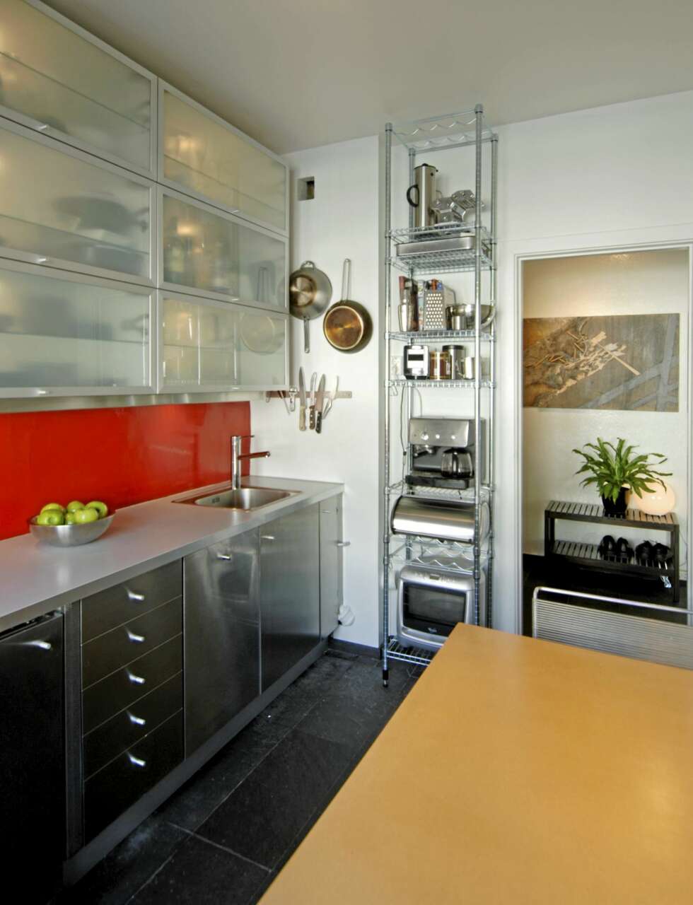 MAKS MED MINIMALISME: De symmertisk plasserte Ikea overskapene har matte glassfronter og innvendig belysning. MAKS MED MINIMALISME: De symmertisk plasserte Ikea overskapene har matte glassfronter og innvendig belysning.