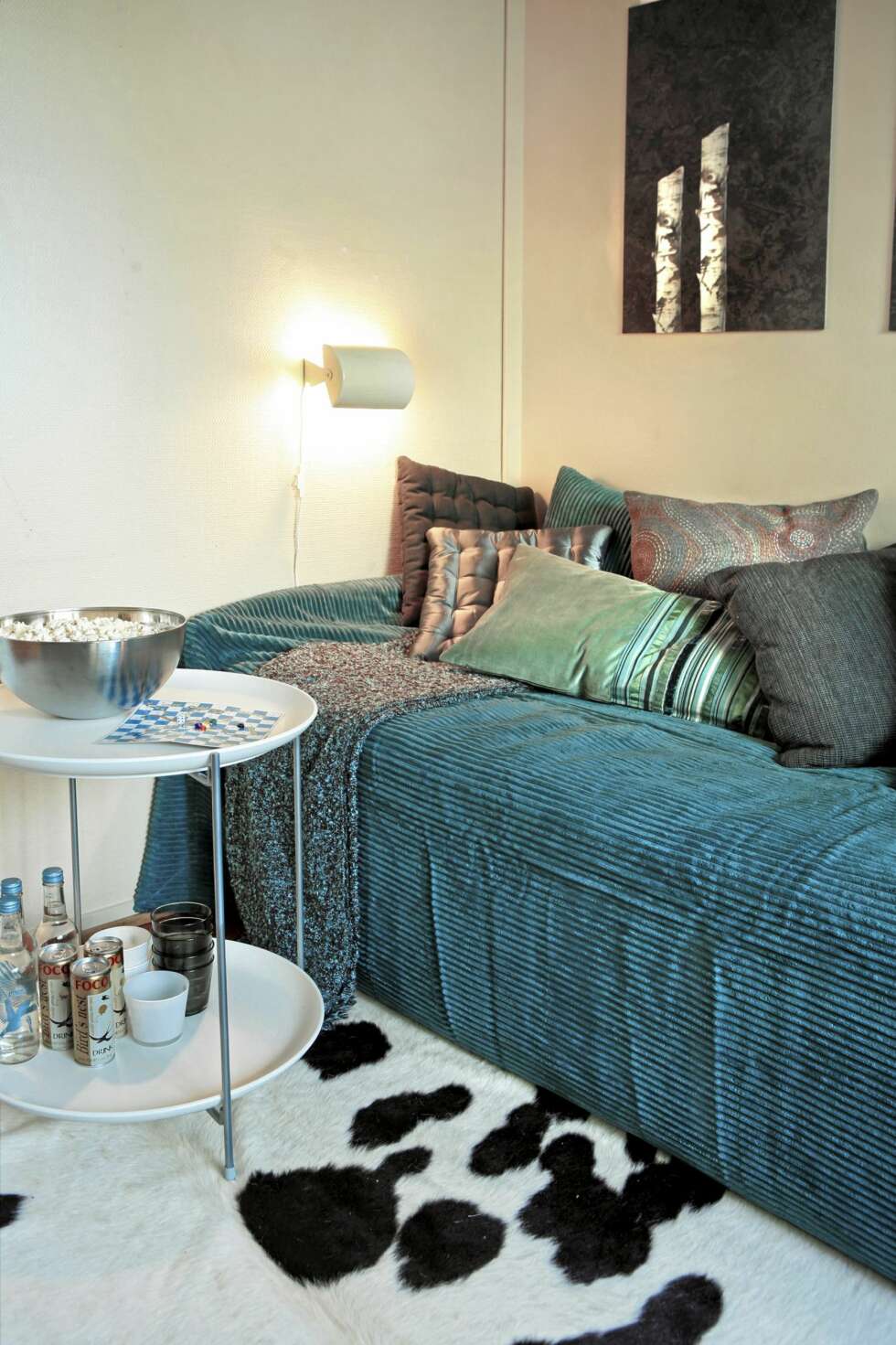 METALLISK STOFF: Puter i forskjellige stoffer skaper liv i sofaen. METALLISK STOFF: Puter i forskjellige stoffer skaper liv i sofaen.