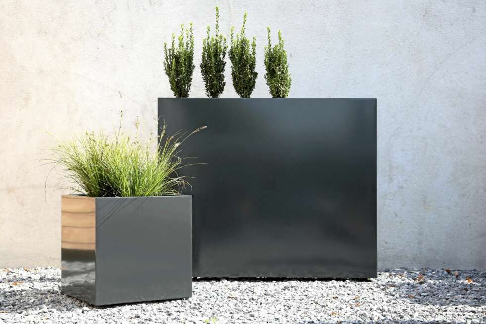 STRENGE LINJER: Flowerbox fra Conmoto er like mye arkitektoniske effekter som de er plantekrukker, fra kr 6400, Formchill. STRENGE LINJER: Flowerbox fra Conmoto er like mye arkitektoniske effekter som de er plantekrukker, fra kr 6400, Formchill.