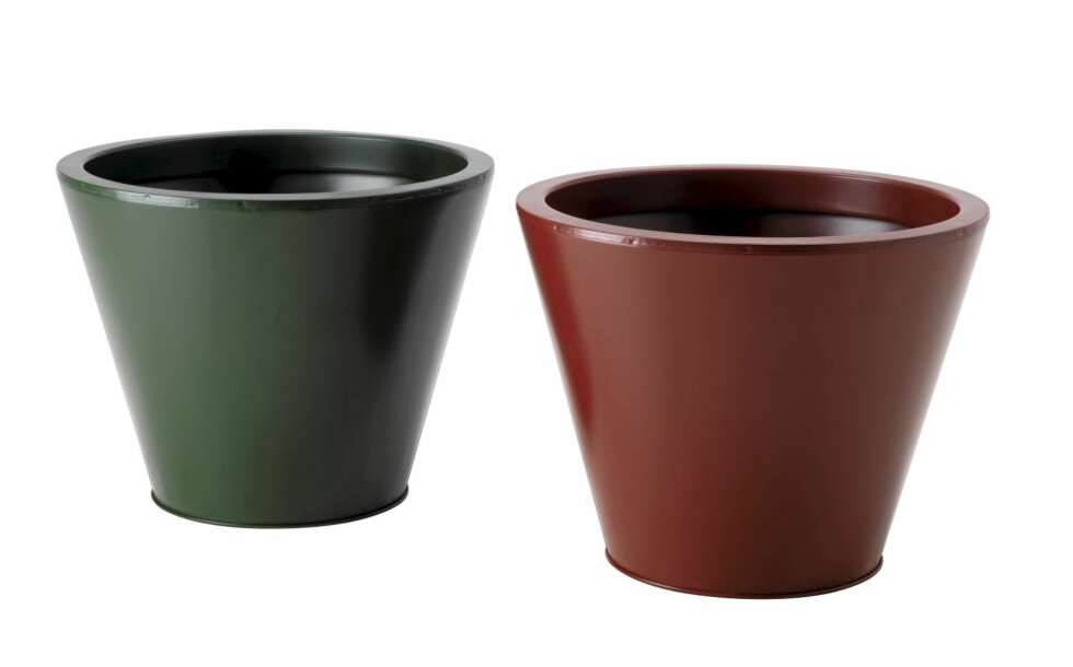 LAKKERT STÅL: Husön stålkrukker har en innvendig diameter på 52 cm, kr 499, Ikea. LAKKERT STÅL: Husön stålkrukker har en innvendig diameter på 52 cm, kr 499, Ikea.