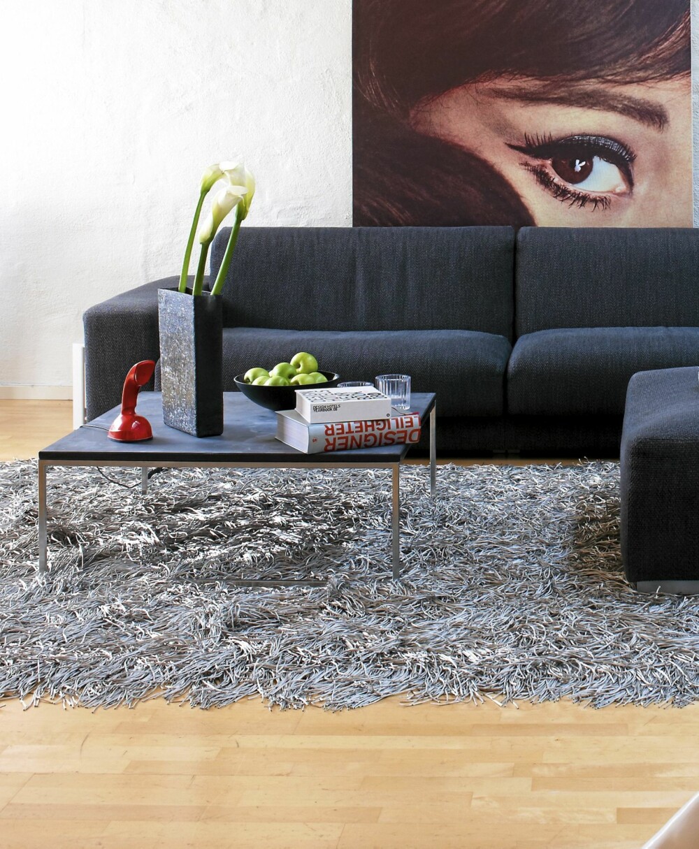 PLAYBOY. det store Playboy-bildet er kjøpt hos Christians. Langflosset teppe er fra Shop Design. Sofa fra Exo Møbelstudio. PLAYBOY. det store Playboy-bildet er kjøpt hos Christians. Langflosset teppe er fra Shop Design. Sofa fra Exo Møbelstudio.