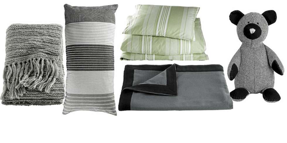 LAVBUDSJETT: Grått strikkepledd i akryl fra H&M Home, kr. 399. Stripete pute fra Åhléns, kr. 149. Kiddo sengesett fra Kidd Interiør, kr. 99. Sengeteppe i bomull, fra Åhléns, kr 395. Svart og hvit kosebamse i ullstoffmiks fra H&M Home, kr 149. LAVBUDSJETT: Grått strikkepledd i akryl fra H&M Home, kr. 399. Stripete pute fra Åhléns, kr. 149. Kiddo sengesett fra Kidd Interiør, kr. 99. Sengeteppe i bomull, fra Åhléns, kr 395. Svart og hvit kosebamse i ullstoffmiks fra H&M Home, kr 149.