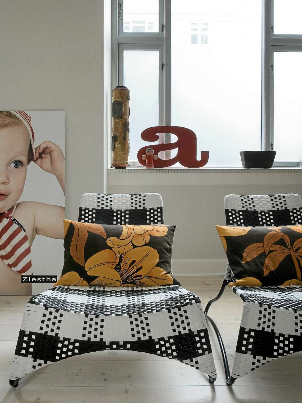 STUEN: Stolene er fra Ikea med puter fra Ziestha. A-en i vinduet er fra et gammelt butikkskilt. Det store bildet er av Anja og Martins datter, Sally. STUEN: Stolene er fra Ikea med puter fra Ziestha. A-en i vinduet er fra et gammelt butikkskilt. Det store bildet er av Anja og Martins datter, Sally.