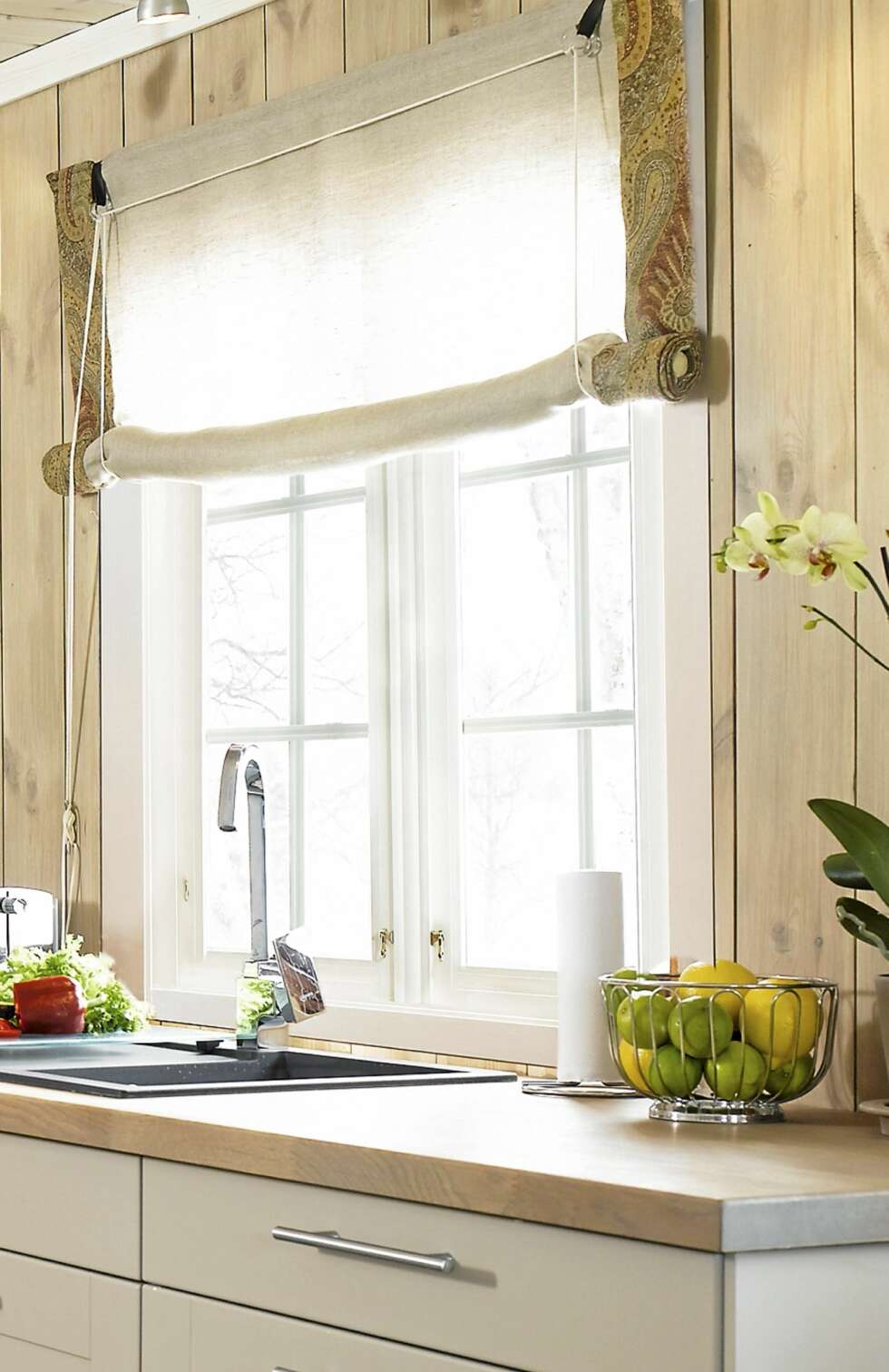 LYST OG LUFTIG: Rullegardiner er praktiske for å slippe inn mye lys LYST OG LUFTIG: Rullegardiner er praktiske for å slippe inn mye lys