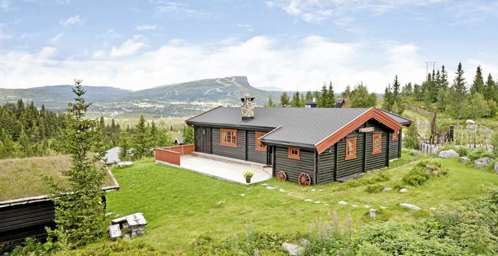 TIL SALGS PÅ SKEIKAMPEN: Prisantydning: 3 300 000 kroner. 3 Soverom. Primærrom 76 kvm. Byggeår 1990. Tomt 1.398 kvm. TIL SALGS PÅ SKEIKAMPEN: Prisantydning: 3 300 000 kroner. 3 Soverom. Primærrom 76 kvm. Byggeår 1990. Tomt 1.398 kvm.