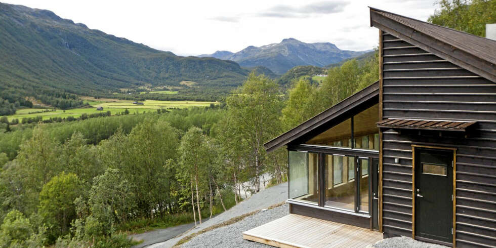 TIL SALGS I HEMSEDAL: Prisantydning: 5 650 000 kr. 3 Soverom. Primærrom 107 kvm. Byggeår 2009. Tomt 1.100 kvm. TIL SALGS I HEMSEDAL: Prisantydning: 5 650 000 kr. 3 Soverom. Primærrom 107 kvm. Byggeår 2009. Tomt 1.100 kvm.
