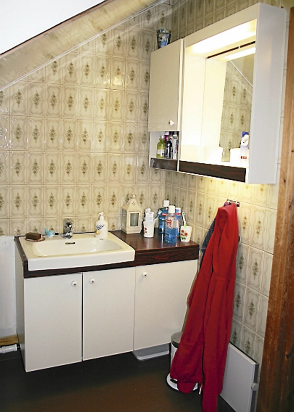 BRUNT OG GRØNT: Det gamle badet hadde fliser i beige, grønt og brunt. Gulvet hadde mørkebrunt vinylbelegg og taket var belagt med blanke, hvite plater. BRUNT OG GRØNT: Det gamle badet hadde fliser i beige, grønt og brunt. Gulvet hadde mørkebrunt vinylbelegg og taket var belagt med blanke, hvite plater.