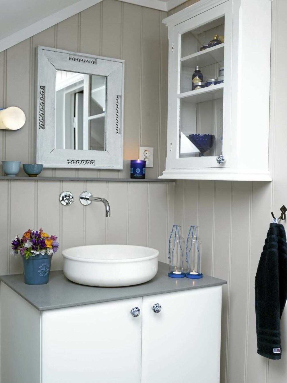 BLE LYSERE: Det nye badet er lyst med hvite, beige og grå detaljer. Servanten fra Tjersland&Co er i marmor og har samme form som et gammeldags vaskefat. Servantskapet fra Kvik har blåblomstrede porselensknotter fra Home&Cottage. Blå håndklær og blomsterpotte er fra Lexington, grått håndkle og lykter er fra Jotex. BLE LYSERE: Det nye badet er lyst med hvite, beige og grå detaljer. Servanten fra Tjersland&Co er i marmor og har samme form som et gammeldags vaskefat. Servantskapet fra Kvik har blåblomstrede porselensknotter fra Home&Cottage. Blå håndklær og blomsterpotte er fra Lexington, grått håndkle og lykter er fra Jotex.