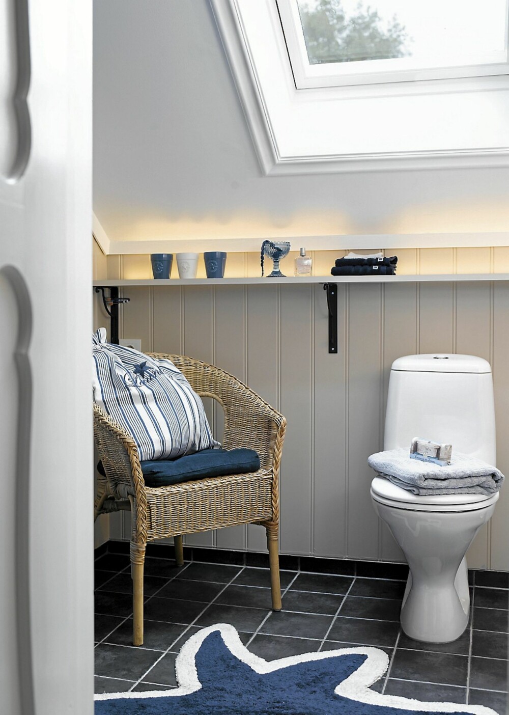LYSE PANELVEGGER: Veggene på badet står i stil til det gamle huset, og takvinduet slipper nå inn
godt med lys. Flettet kurv passer fint sammen med blått, beige og grått. Skittentøyposen (i stolen) og telysene er fra Lexington, badematten fra Missoni, lyst håndkle og såpe fra Jotex. LYSE PANELVEGGER: Veggene på badet står i stil til det gamle huset, og takvinduet slipper nå inn
godt med lys. Flettet kurv passer fint sammen med blått, beige og grått. Skittentøyposen (i stolen) og telysene er fra Lexington, badematten fra Missoni, lyst håndkle og såpe fra Jotex.