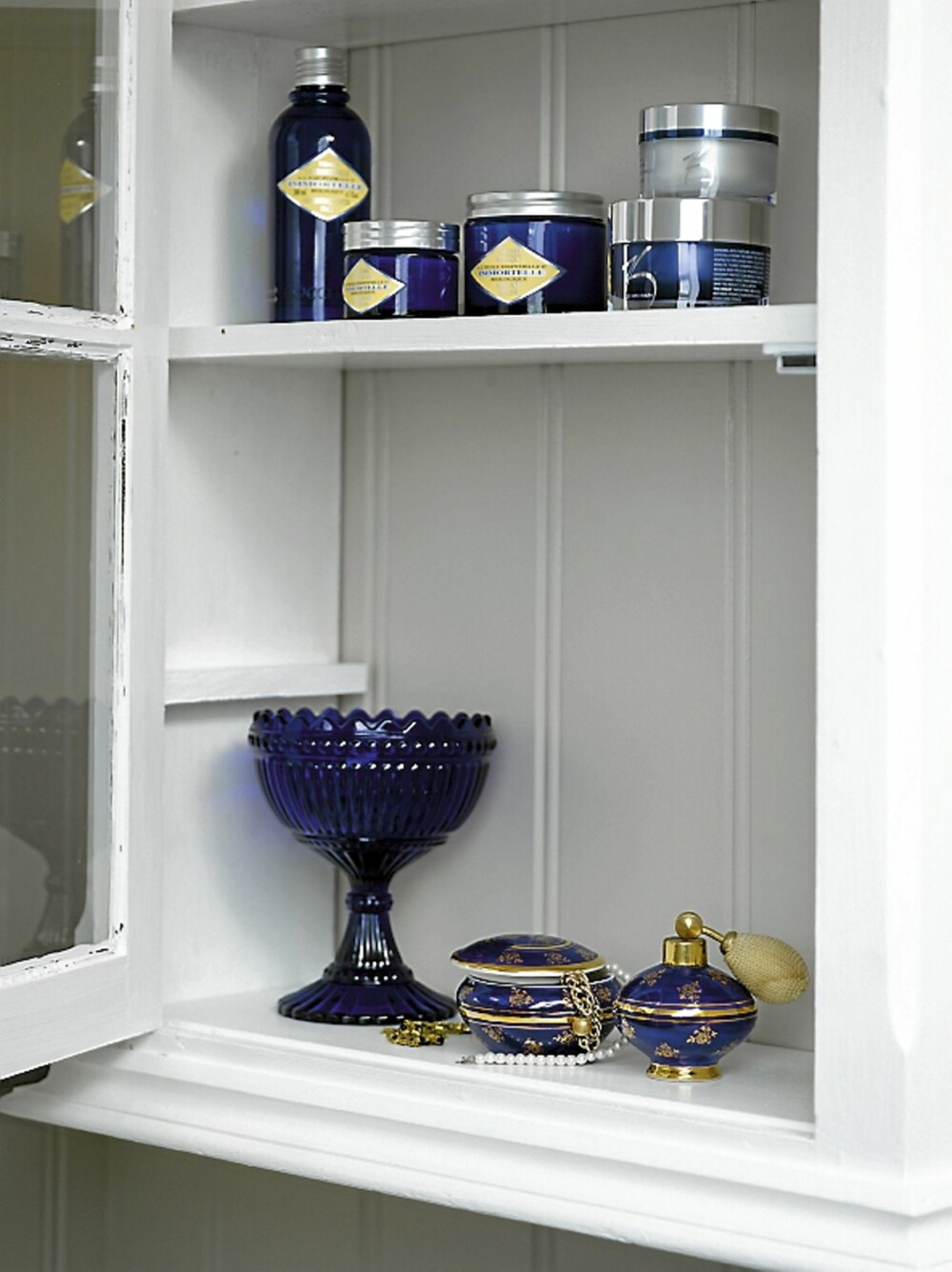 STILIG SKAP: Det hvitmalte skapet gir god plass til oppbevaring av badeartikler. Kremer og parfyme er fra L'occitane, skål fra Iittala. STILIG SKAP: Det hvitmalte skapet gir god plass til oppbevaring av badeartikler. Kremer og parfyme er fra L'occitane, skål fra Iittala.