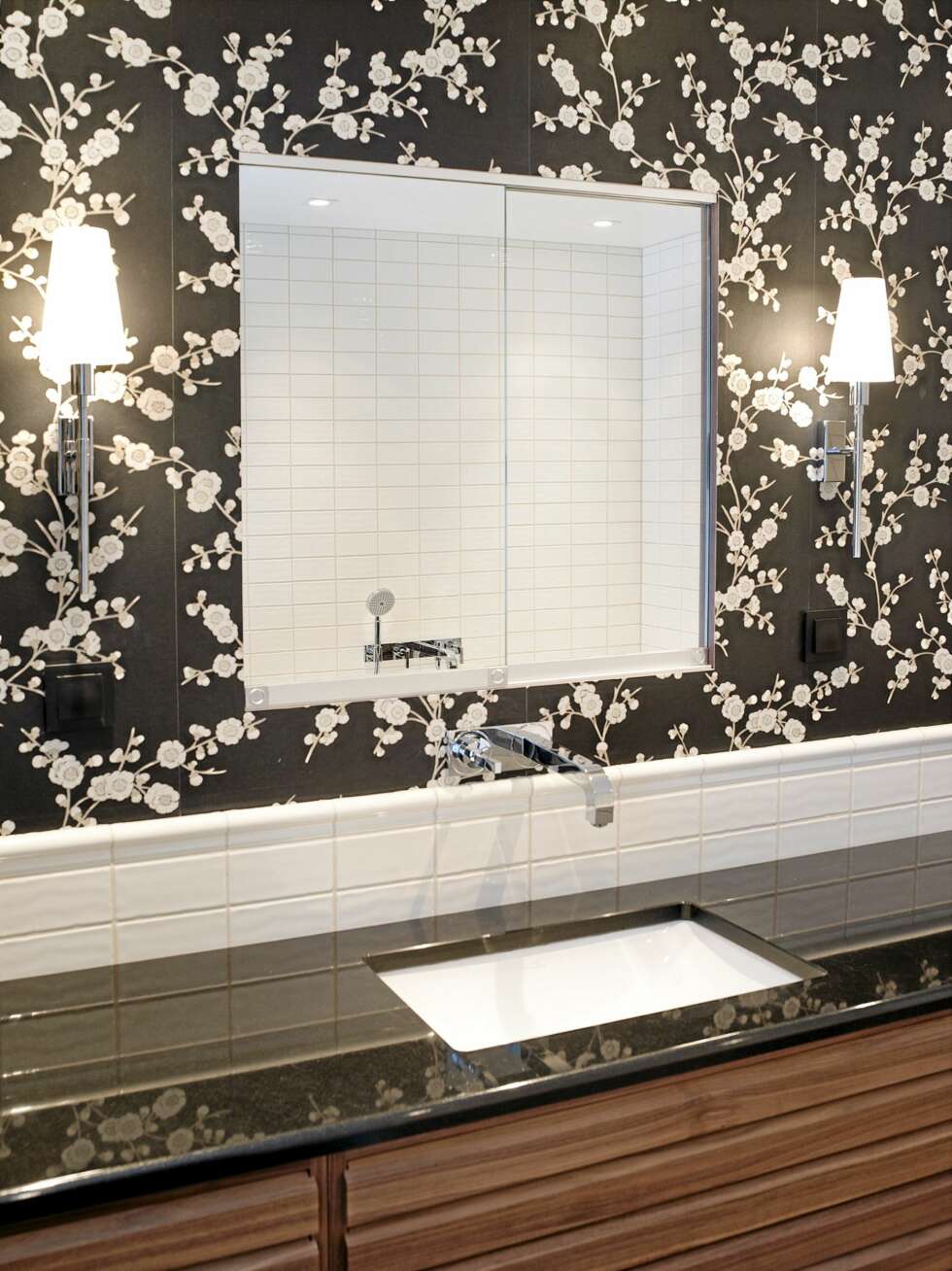 FORNUFTIG BELYSNING. Lampetter på hver side av speilet i tillegg til dimbare downlights gir riktig lys på badet. FORNUFTIG BELYSNING. Lampetter på hver side av speilet i tillegg til dimbare downlights gir riktig lys på badet.