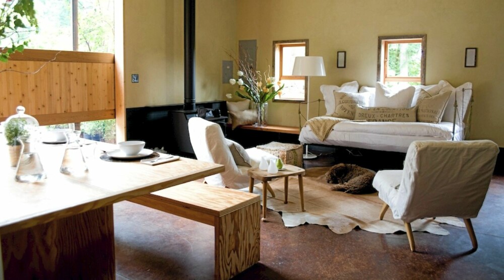 TILPASSET BORD: Det store spisebordet med benk i finer har designerne spesialdesignet til låven. TILPASSET BORD: Det store spisebordet med benk i finer har designerne spesialdesignet til låven.
