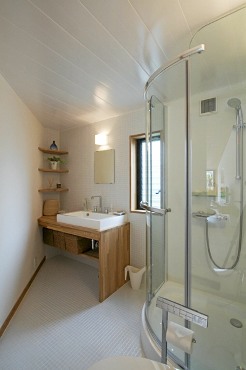 BAD: Også på badet er det blitt brukt treverk i innredningen. BAD: Også på badet er det blitt brukt treverk i innredningen.