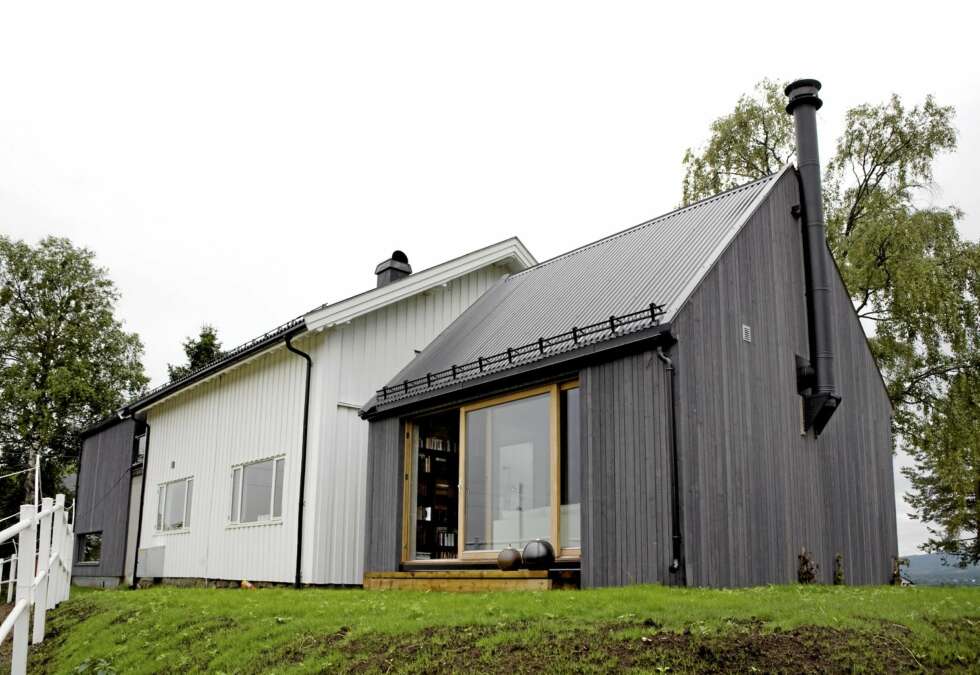 UTVIDET I BEGGE ENDER: Tilbygget til venstre har samme takvinkel, mønehøyde og bredde som hovedhuset, mens tilbygget til høyre har en
spissere takvinkel, og er noe lavere og smalere. UTVIDET I BEGGE ENDER: Tilbygget til venstre har samme takvinkel, mønehøyde og bredde som hovedhuset, mens tilbygget til høyre har en
spissere takvinkel, og er noe lavere og smalere.