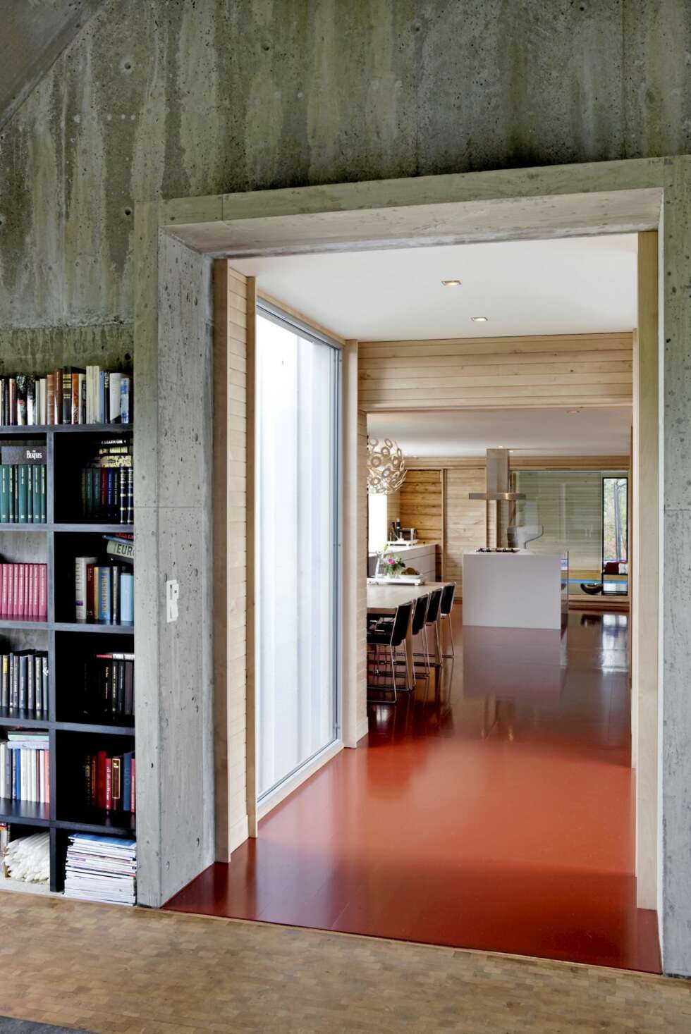 ÅPEN AKSE: En kort korridor med glass på begge sider forbinder tilbygget med hovedhuset. Her ser man gjennom spisestuen,
kjøkkenet og inn i bassenget som ligger i tilbygget på
motsatt ende. ÅPEN AKSE: En kort korridor med glass på begge sider forbinder tilbygget med hovedhuset. Her ser man gjennom spisestuen,
kjøkkenet og inn i bassenget som ligger i tilbygget på
motsatt ende.
