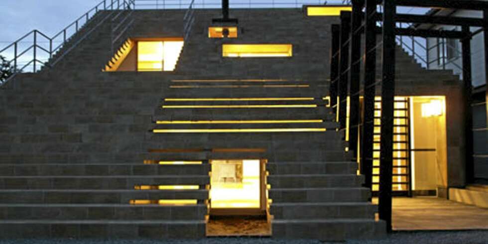 TRAPPEHUSET: I dette huset i Japan, som er tegnet av arkitektkontoret y+M Design Office, kan man spassere fra bakken til helt opp på taket TRAPPEHUSET: I dette huset i Japan, som er tegnet av arkitektkontoret y+M Design Office, kan man spassere fra bakken til helt opp på taket