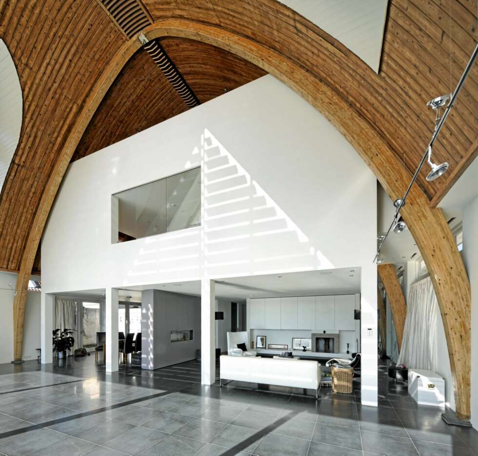 BOLIG INNE I KIRKE: I stedet for å bygge om kirken, ble den nye boligen plassert inne i det store kirkerommet. BOLIG INNE I KIRKE: I stedet for å bygge om kirken, ble den nye boligen plassert inne i det store kirkerommet.