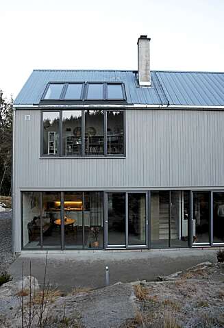 ÅPEN BAKSIDE: Baksiden av huset er forsynt med store vinduer som vender mot naturen og byggefeltet for øvrig. ÅPEN BAKSIDE: Baksiden av huset er forsynt med store vinduer som vender mot naturen og byggefeltet for øvrig.