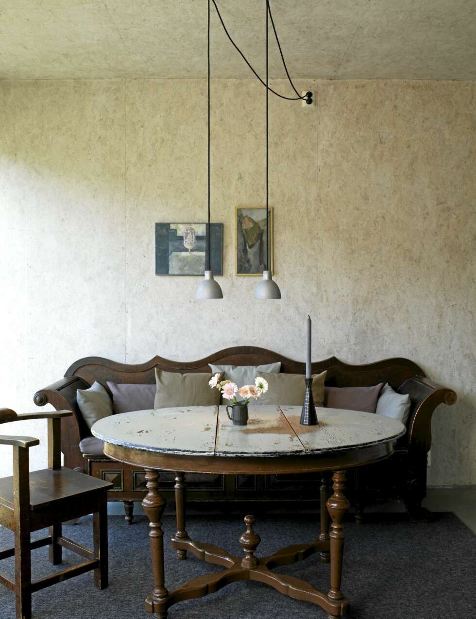 I ALL ENKELHET: Møblementet er arvet, veggplatene er rimelige osb-plater. Pendlene fra Louis Poulsen er imidlertid ikke blant de rimeligste. I ALL ENKELHET: Møblementet er arvet, veggplatene er rimelige osb-plater. Pendlene fra Louis Poulsen er imidlertid ikke blant de rimeligste.