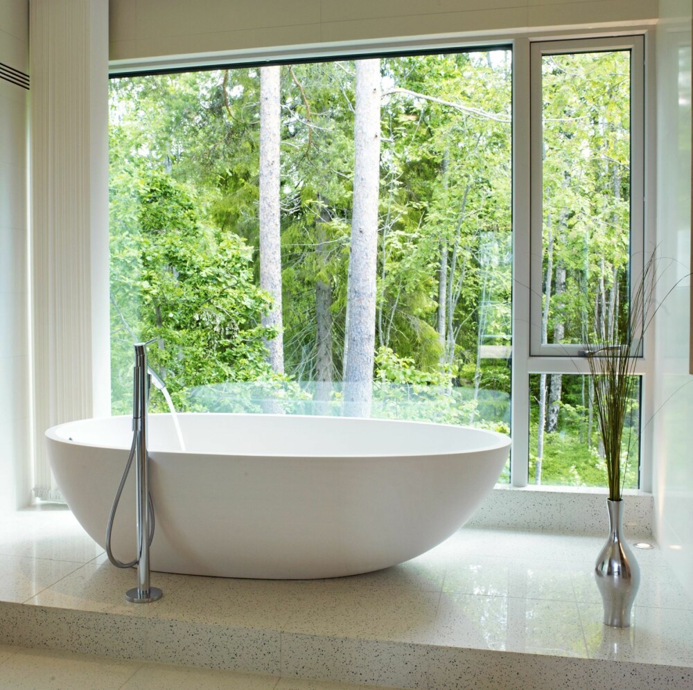 BADET I SKOGEN: Gulvstående armatur fra Hansgrohe, badekar fra Agape. Prosjekt ved Momenta Arkitekter. BADET I SKOGEN: Gulvstående armatur fra Hansgrohe, badekar fra Agape. Prosjekt ved Momenta Arkitekter.
