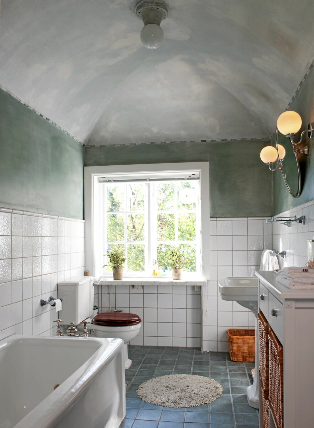 ORIGINALT: I dette badet fra 1917 har tiden stått stille. Badekaret er emaljert på nytt, og fremstår i dag som flunkende nytt. ORIGINALT: I dette badet fra 1917 har tiden stått stille. Badekaret er emaljert på nytt, og fremstår i dag som flunkende nytt.