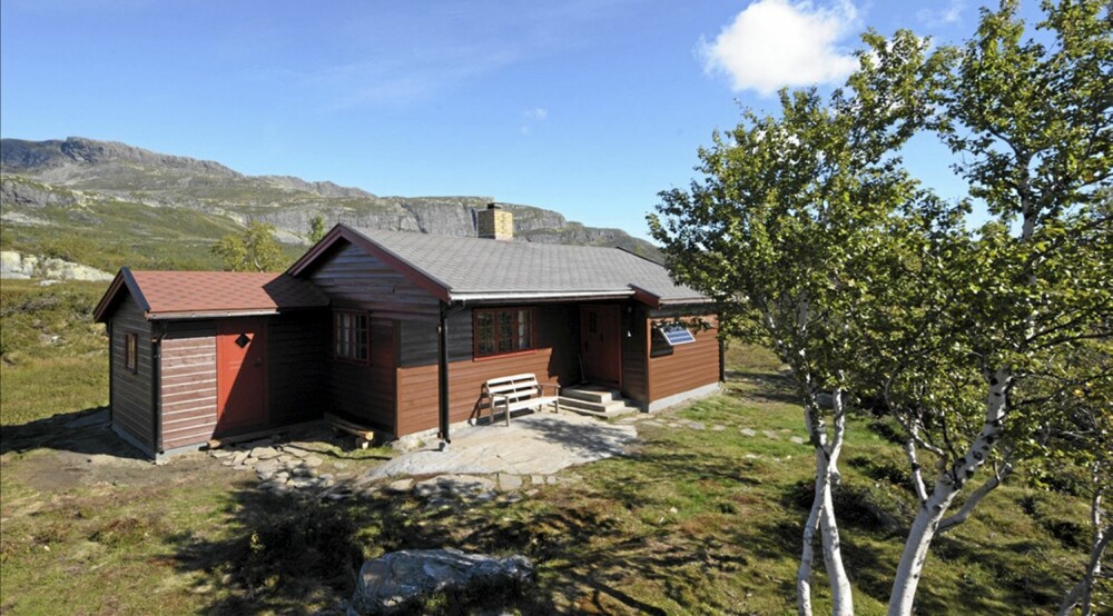 TIL SALGS: Hytte i Beitostølen/Vang. Primærrom 44 kvm. Soverom 3. Tomt 2.000 kvm. Prisantydning 1 490 000 kroner. TIL SALGS: Hytte i Beitostølen/Vang. Primærrom 44 kvm. Soverom 3. Tomt 2.000 kvm. Prisantydning 1 490 000 kroner.