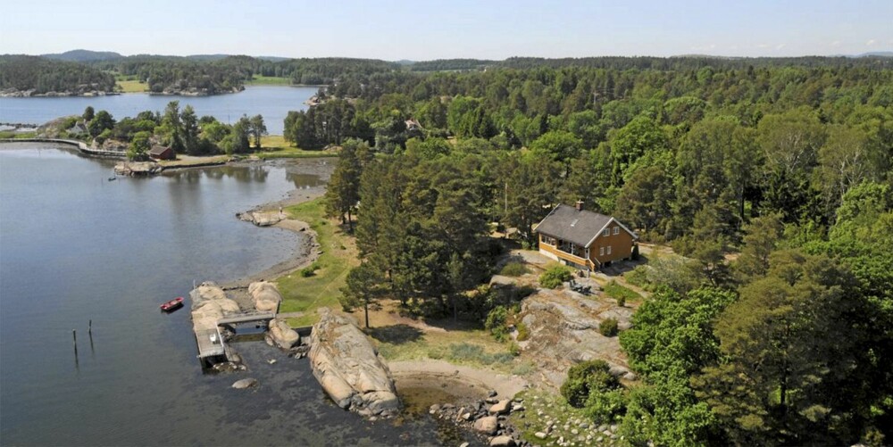 TIL SALGS: Strandeiendom på Storøya i Sandefjord. Primærrom 187 kvm. Byggeår 1930. Tomt 17.729 kvm. Prisantydning 18.900.000 kroner. TIL SALGS: Strandeiendom på Storøya i Sandefjord. Primærrom 187 kvm. Byggeår 1930. Tomt 17.729 kvm. Prisantydning 18.900.000 kroner.
