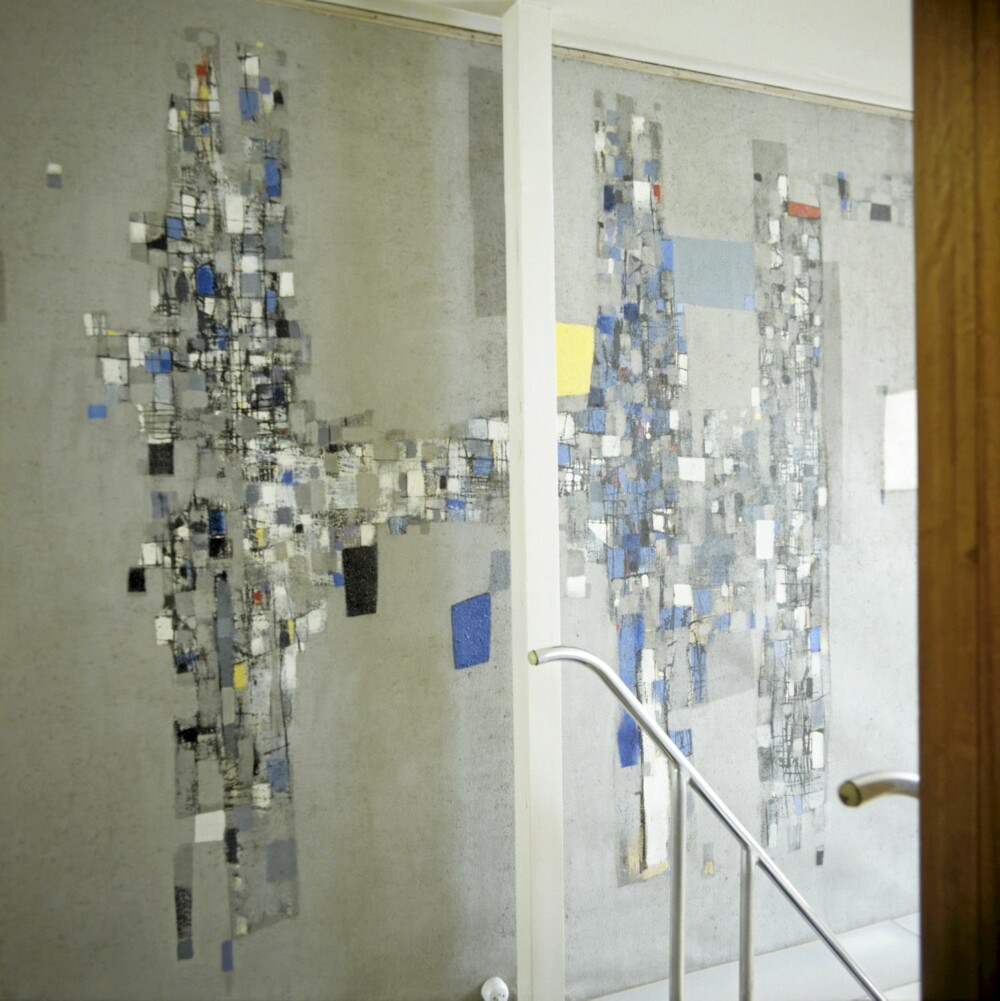 KUNST I HØYSETET: Ved toppen av trappen til annen etasje laget husvennen, maleren Gunnar S. Gundersen kunst, rett på veggen. Denne typen innredningskunst er en sjeldenhet i dag. KUNST I HØYSETET: Ved toppen av trappen til annen etasje laget husvennen, maleren Gunnar S. Gundersen kunst, rett på veggen. Denne typen innredningskunst er en sjeldenhet i dag.